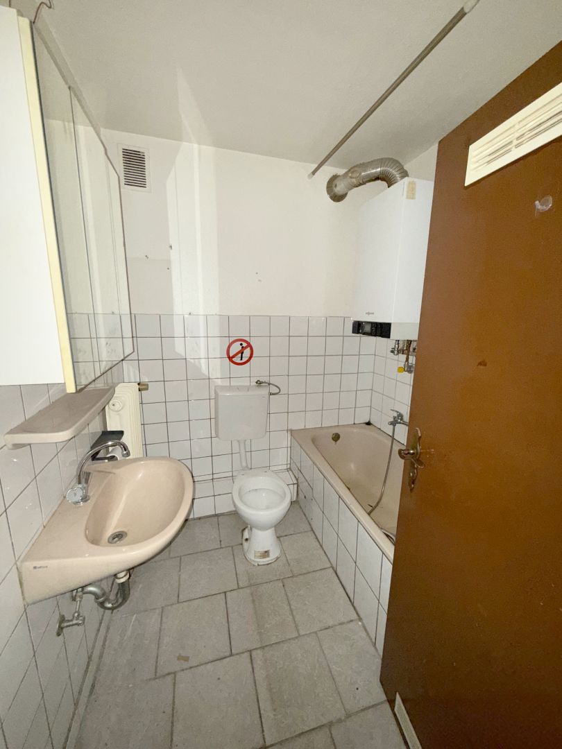 Ansicht 11 von: Hobbyhandwerker aufgepasst! Renovierungsbedürftige 3-Zimmerwohnung mit kleinem Garten in Krefeld